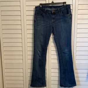 Vera Wang size8 stretch flare jean.  Mid rise
